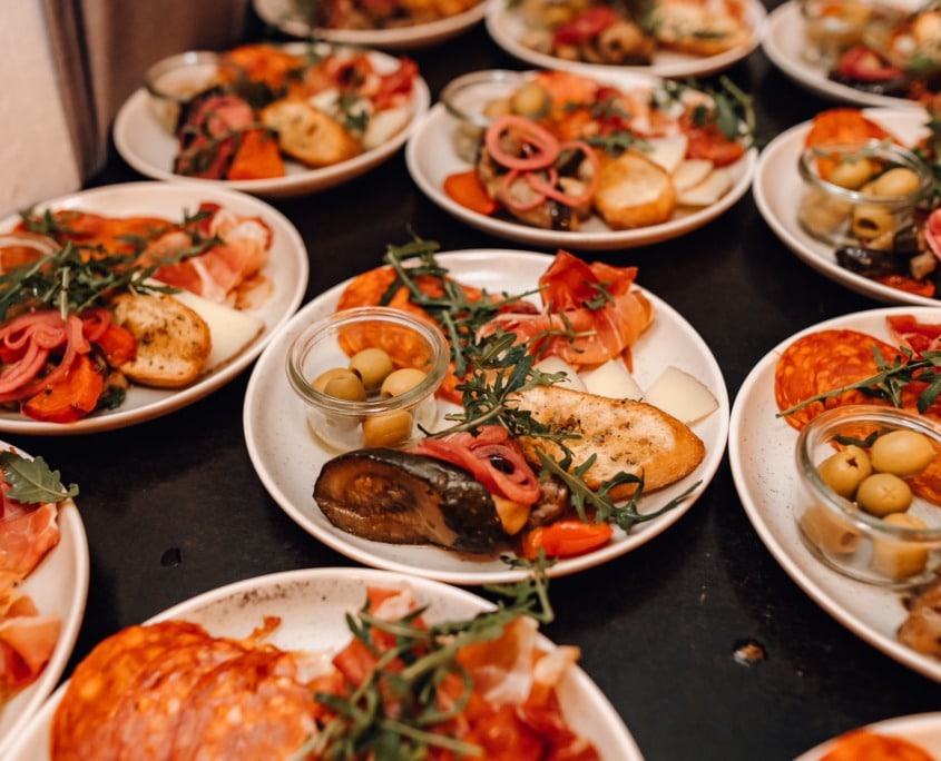 Angerichtete Vorspeisenteller mit Antipasti, Oliven und Rucola beim Catering im DOCK49