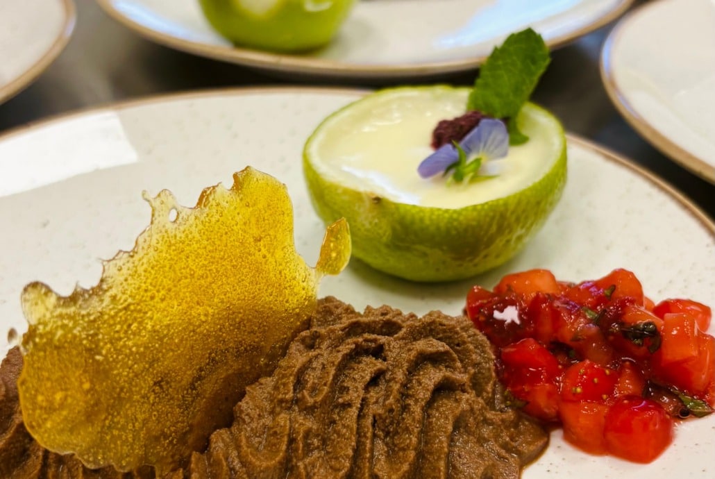 Dessertteller mit Limettencreme, Erdbeeren und Karamell im DOCK49