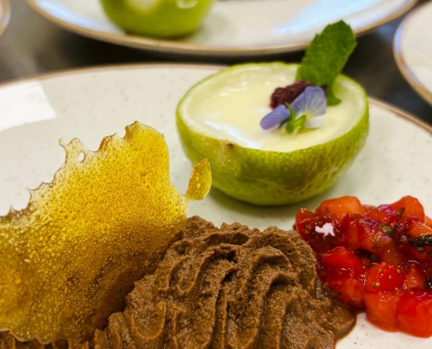 Dessertteller mit Limettencreme, Erdbeeren und Karamell im DOCK49
